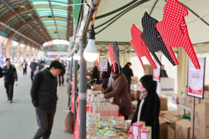 ▲한국마사회 렛츠런파크 서울은 오는 16일부터 매주 주말 ‘꿈으로’ 통로 구간에서 ‘농특산물 오픈마켓’을 연다고 밝혔다. 한국마사회는 올해 3월부터 11월까지 매주 주말 68일간 동안 농특산물 오픈마켓을 운영한다(사진 제공= 한국마사회 홍보부).