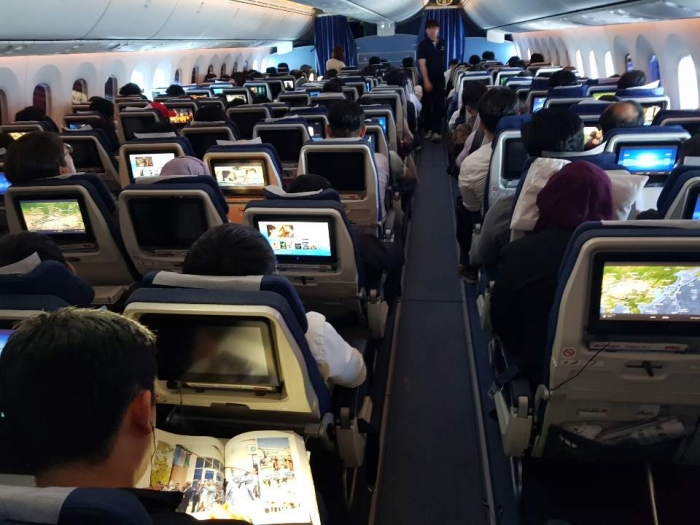 우즈베키스탄 항공을 이용해 타슈켄트로 향하고 있는 기내 모습. 본지 전문기자인 최희영 작가의 우즈벡 여행서 《우즈베키스탄에 꽂히다》를 진지하게 읽고 있는 승객 한 사람의 모습도 눈에 띈다. ⓒ최희영