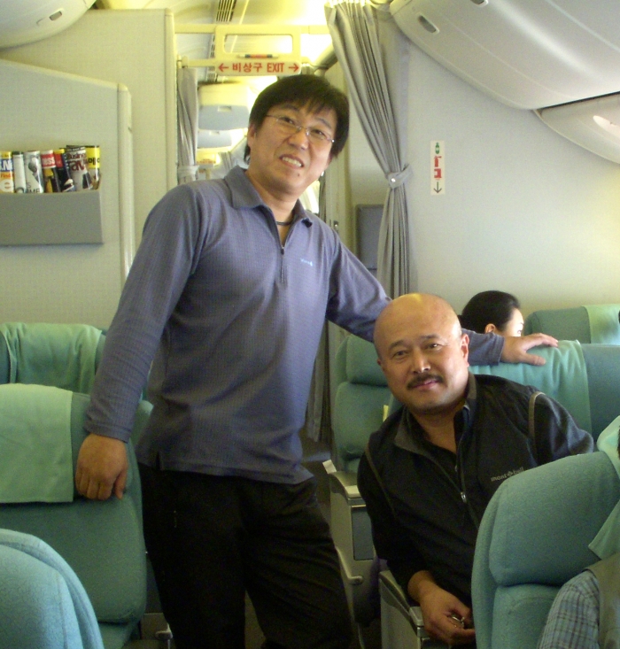 사진가 김희수 선생과 네팔로 날아가는 항공여객기 안에서 기념 촬영.