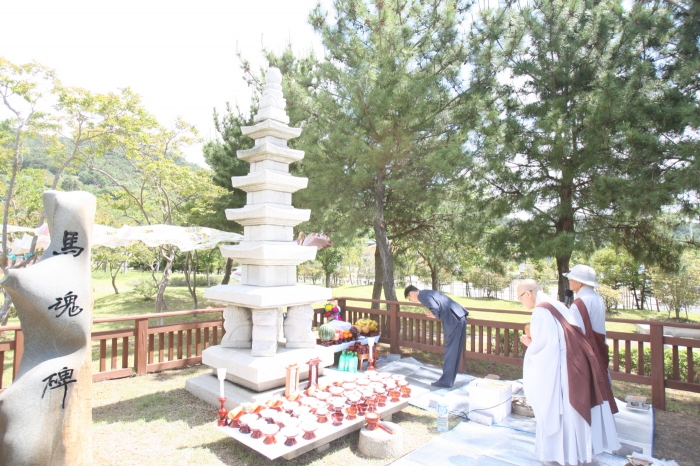 한국마사회 렛츠런파크 부산경남본부는 경마의 날을 맞아 마혼비에서 ‘말 위령제 및 경마 무사고 기원제’를 열었다(사진 제공= 한국마사회 부경).