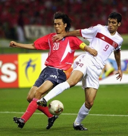 2002 한일 월드컵 3, 4위전에서 터키의 하칸 쉬쿠르 선수는 홍명보의 실수를 놓치지 않고 골을 넣었다. 경기 시작 11초 만으로 이는 월드컵 역대 최단 시간 골로 기록돼 있다(사진= ranker.com).