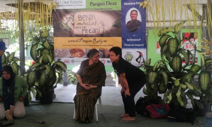 농민들을 찾아가 그들에게 배우라고 주장하는  에코페미니스트 반다나 시바. 인도네시아 지역농민들과 만남중, 오른쪽 식량운동가 하유(Hayu) @최형미