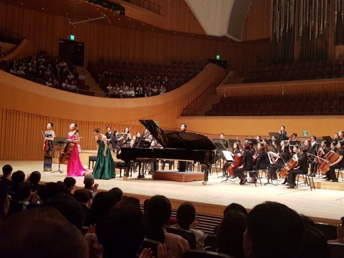 코리아 솔로이츠 오케스트라 창립9주년 기념음악회의 1부에서 베토벤 트리플콘체르토를 협연한 연주자들이 무대인사를 하고 있다.