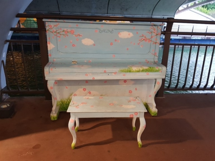 석촌호수 다리 밑에 덩그라니 놓여 있는 칠이 벗겨져 가는 파랑색 바탕의 분홍 꽃잎이 나부끼는 피아노