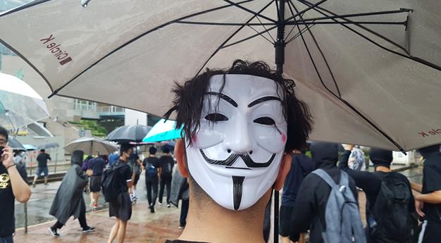 미국 하원은 15일(현지시간) 홍콩 민주화 시위를 지지하고 지원하는 3개의 법안이 잇따라 통과시켰다. 지난 6일 한 홍콩 시위자가 정부의 복면금지법 시행에 반대해 '가이 포크스' 가면을 쓰고 있다(사진= 홍콩/연합뉴스).
