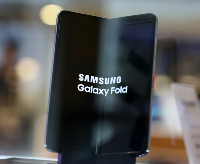 삼성전자는 폴더블 스마트폰 '갤럭시 폴드 5G' 판매를 시작한다(사진= 연합뉴스).