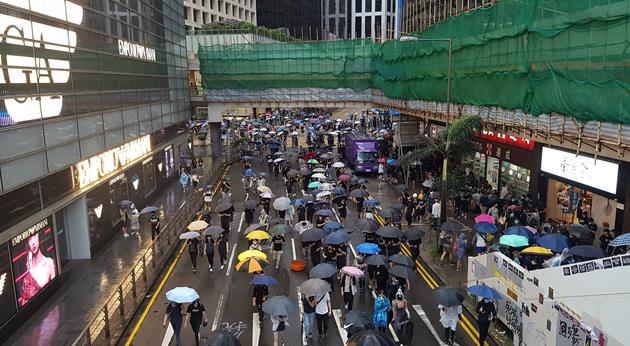 홍콩 시위가 20주째를 맞는 가운데 홍콩의 친중국 단체가 홍콩 경찰을 노벨평화상 후보로 추천하겠다고 밝혀 논란이 일고 있다. 중국 관영 글로벌타임스는 21일 보도를 통해 홍콩의 비정부 단체 폴리티hk소셜스트래티직(홍콩정연회)이 홍콩 경찰을 내년 노벨평화상 후보로 올리기 위한 절차를 시작할 것이라고 밝혔다. 지난 6일 홍콩 시위대가 정부의 복면금지법 시행을 규탄하며 홍콩 도심을 행진하고 있는 모습(사진= 연합뉴스).