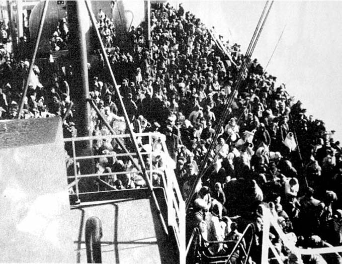 외신기자에 의해 찍힌 흥남철수 당시 배에 탑승한 피난민들