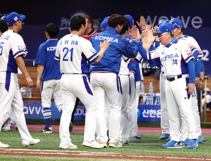 한국 야구 대표팀이 11일 오후 7시 일본 도쿄돔에서 프리미어12 슈퍼라운드 첫판으로 미국과 맞붙는다(사진= 연합뉴스).