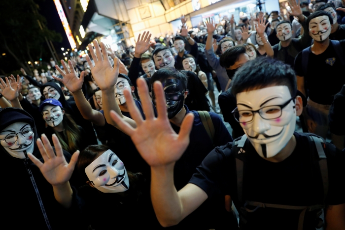 홍콩의 반정부 시위대가 지난 5일 영화 '브이 포 벤데타'에 등장해 저항의 상징이 된 '가이 포크스' 가면을 쓴 채 거리를 행진하고 있다. 시위대의 마스크 착용을 금지하는 복면금지법이 이날 시행 한 달을 맞은 가운데 홍콩 곳곳에서 이에 반대하는 '가면 시위'가 벌어지고 있다(사진= 연합뉴스).