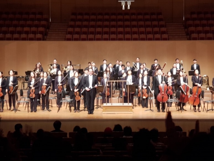 고양시 교향악단과 지휘자 카를로 팔레스키가 지난 10월, 2년 계약 마지막 연주회후, 관객들에게 인사를 하고 있다.