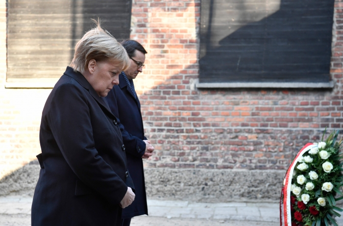 메르켈 독일 총리가 취임 이후 처음으로 아우슈비츠-비르케나우 강제수용소를 찾았다(AFP= 연합뉴스).
