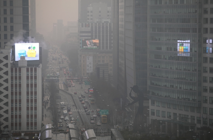 10일 오전 서울 시내 일대가 먼지로 뿌옇게 뒤덮여있다(사진= 연합뉴스).