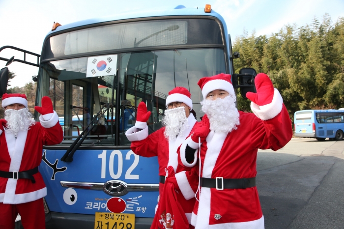 포항 유일 시내버스 업체 코리아와이드포항은 16일부터 25일까지 시내버스 4대를 산타버스로 바꾼다고 밝혔다(사진= 연합뉴스).