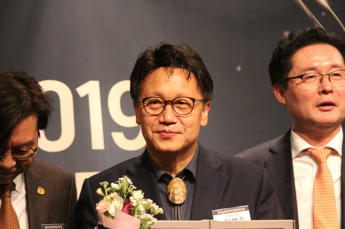 민병두 국회 정무위원장이 한국인터넷신문협회로부터 ‘제20대 국회 의정대상(大賞)’을 수상했다. ⓒ미디어피아 황인성
