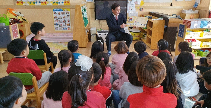 "김 구 선생위인전"을 읽으시는 선세훈 선생
