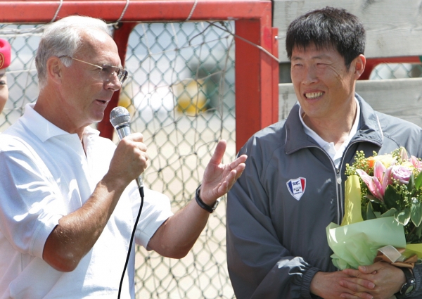 2005년 5월 차범근 축구교실을 방문한 베켄바우어(왼쪽)과 차범근의 모습(사진= 연합뉴스).