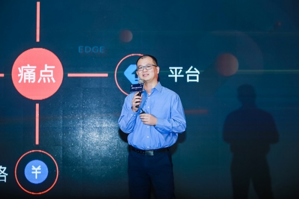 알리바바 클라우드의 지능형 IoT(사물인터넷, Internet of Things) 생태협력 총감(总监)인 웨이우(巍骛, Weiwu)가 "Alibaba Service Inside" 개념에 설명하고 있다. 사진제공=알리바바클라우드