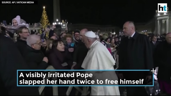 갑자기 교황의 손을 낚어챈 신도와 그의 손을 손바닥으로 치며 손을 빼고 있는 교황바티칸 뉴스 영상 캡쳐
