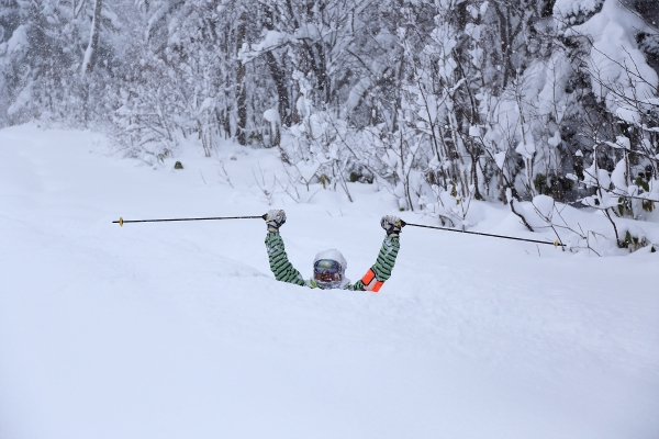사람 키만큼 눈이 쌓인 스키장. 이런 눈에서 제대로 놀고나면 잘 다져진 슬로프에서 타는 스키가 싱거워진다.