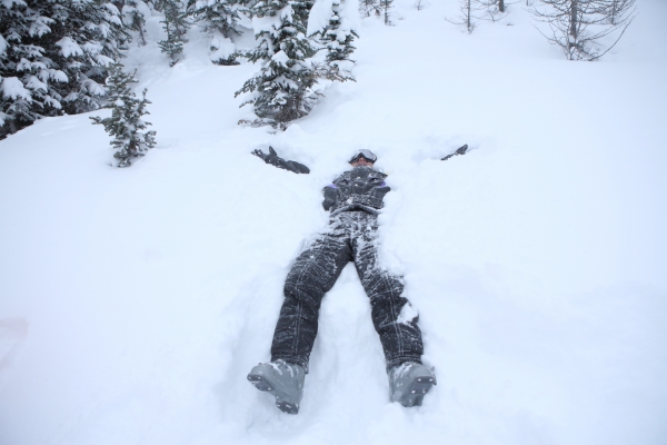 캐나다 알버타주의 선샤인 빌리지 스키장에서 함박눈 위에서 뒹구는 스키어. 파우더 스키는 눈과 함께 노는 재미가 있다.