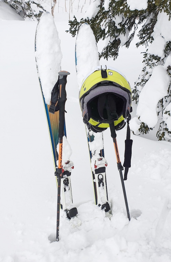 파우더 스키는 부력을 충분히 받을 수 있도록 스키판이 넓어야 하며, 스키 머리와 꼬리가 반발력이 좋아야 한다.
