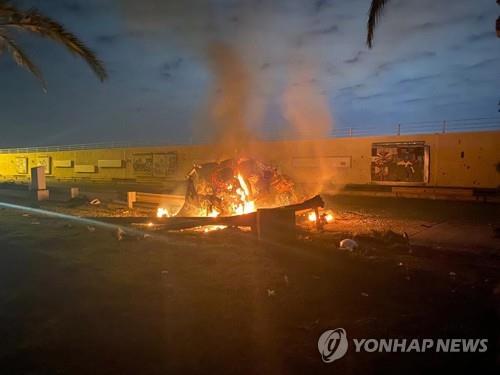 ﻿3일 새벽 이라크 바그다드에서 폭격당한 거셈 솔레이마니 이란 사령관의 차량, 사진제공: [EPA=연합뉴스]
