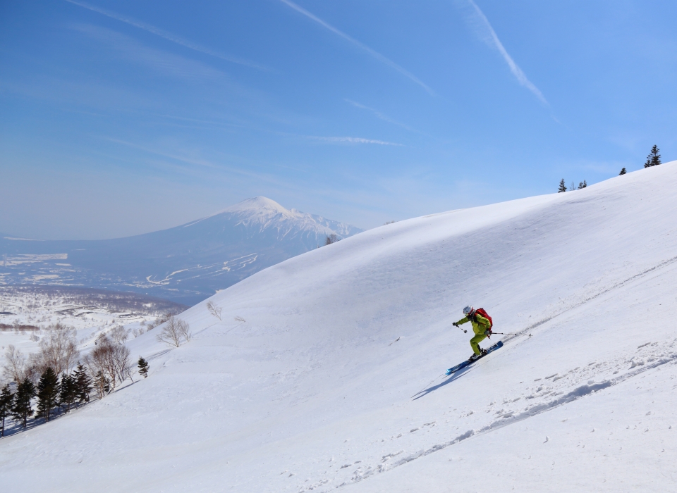 일본 4대 스키장 가운데 하나로 불리는 앗피 리조트가 있는 이와테현 하치만타이 국정공원에서 시원한 활강을 즐기는 스키어. 스키어 뒤로 보이는 산이 이와테산이다.