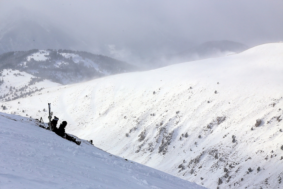 안도라 그랑바리라 스키장에서 스키를 타다가 앉아서 쉬고 있는 스키어들.