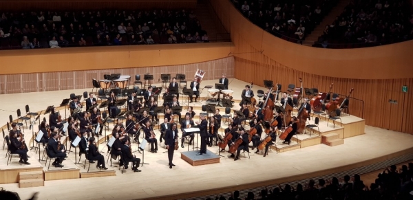베토벤의 바이올린 협주곡을 협연한 바이올리니스트 레오니다스 카바코스