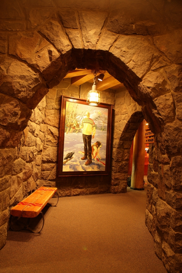 동굴처럼 된 팀버라인 롯지의 갤러리. 이곳에는 90여년 동안 팀버라인과 함께 한 역사가 전시되어 있다.