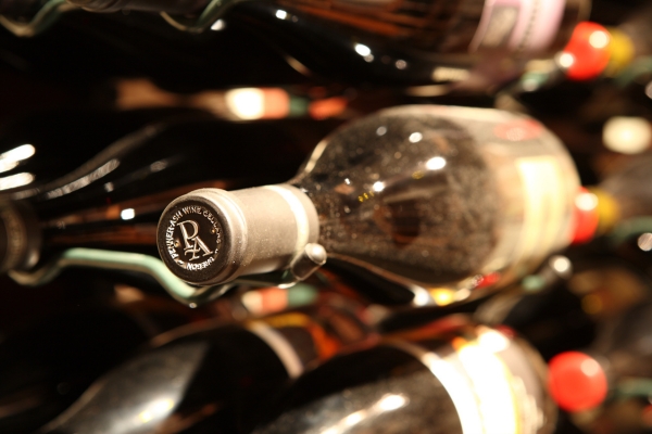 팀버라인 롯지 와인 셀러에 보관되어 있는 오리건 피노누아 와인. 이 와인 셀러에는 800여종의 와인이 있어 진정한 미식의 즐거움을 누리게 해준다.