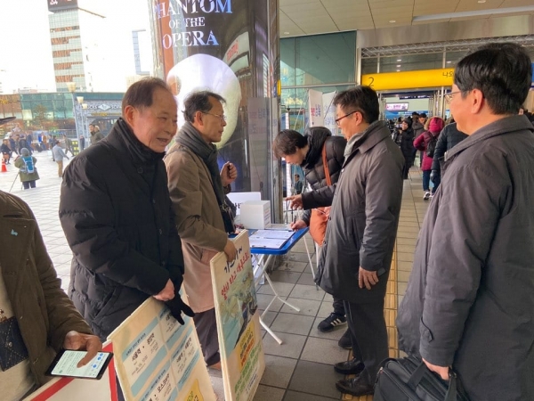 88차 목요캠페인에서 서명자들과 인사 나누는 권영길 (사)평화철도 상임대표의 모습(사진= 권영길 대표 페이스북).