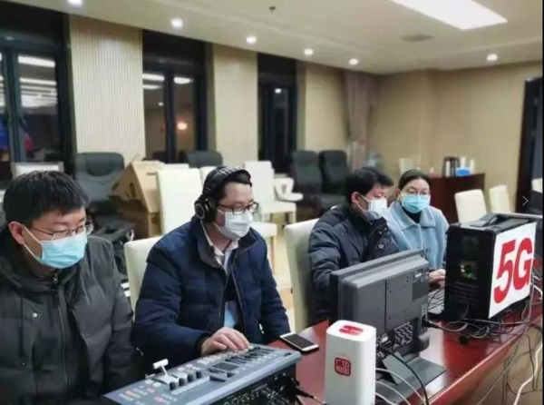 신종코로나바이러스 관련 후베이성 관계자들의 기자회견을 방송용 5G를 활용하여 전국의 방송 네트워크를 통해 생방송 송출하는 작업 현장, 사진제공=후베이라디오텔레비전방송국