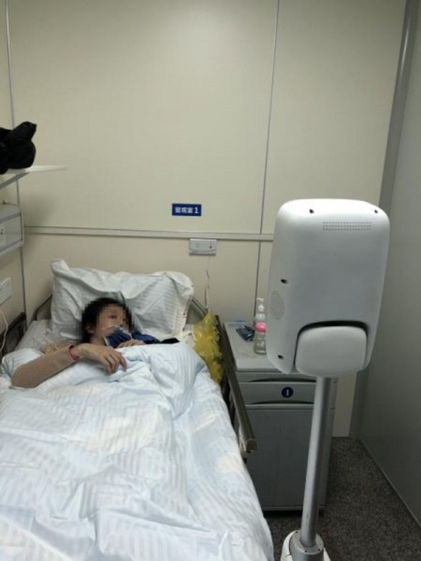 인공지능 로봇이 의료 현장에 투입되어 환자의 상태를 살피고 있다. 사진제공=中广网