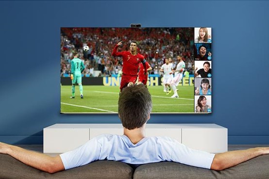 가정 거실의 대형 TV스크린으로 스포츠 중계를 감사항하는 모습, 사진제공=天极网