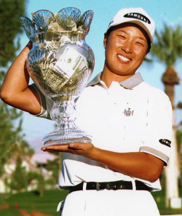 아시아 최다승은 박세리의 25승으로, 이제 박인비는 6승만 더 올리면 박세리 선배가 갖고 있는 아시아 최다승 기록을 넘어서게 된다. 1999년 LPGA 투어 챔피언십에서 우승한 박세리의 모습(사진= 연합뉴스).