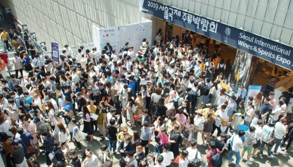 해마다 3만5,000명이 넘는 관람객과 바이어가 찾는 국내 유일의 종합주류박람회 ‘2020 서울국제주류박람회’가 6월 12일부터 3일간 서울 코엑스에서 개최된다.