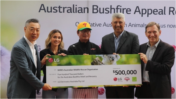 LG트윈스는 2월 22일 호주 시즈니 블랙타운 인터내셔널 스포츠파크에서 LG전자 호주법인과 함께 ‘호주 산불 재해 지원을 위한 팬 사인회 및 기부금 전달 행사‘를 실시했다(사진= LG츠트윈스 구단).