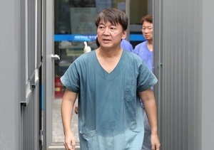 대구에 내려가 의료봉사 중인 안철수, 사진제공: 연합뉴스