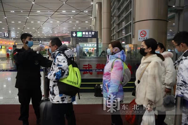 하얼빈 타이핑 국제공항에서 전염병 예방을 위한 방역 작업이 공항에 도착하는 모든 사람들을 대상으로 이루어지고 있다. 사진제공=东北网