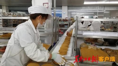 중국 헤이룽장성의 업무 재가동율이 92.4%이 도달한 가운데 필수산업으로 지정된 식품회사의 업무 현장 모습, 사진제공=동북넷(东北网)