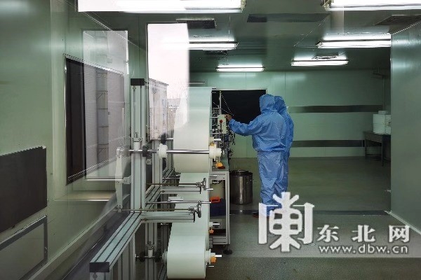 하루 평균 400만장을 생산하고 있는 헤이룽장성의 마스크 제조기업의 작업 현장 모습, 사진제공=동북넷(东北网)