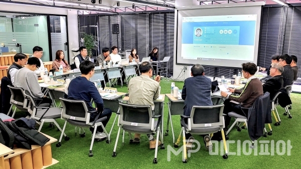 창업진흥원  온라인 멘토링 시스템 개선 회의 모습