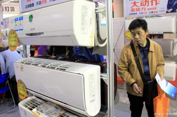 중국 가전매장에서 소비자가 가전제품을 둘러보고 있다. 사진출처=바이두캡쳐