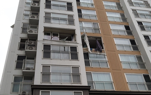 지난 7일 오전 방화 폭발 사건이 발생한 강원도 원주시 문막읍의 한 아파트 6층의 휘어져 있는 베란다 난간, 사진 제공: 연합뉴스