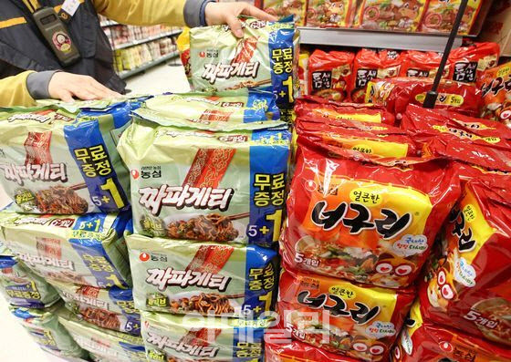 서울 시내 한 대형마트에 진열된 묶음판매 라면, 사진제공: 연합뉴스