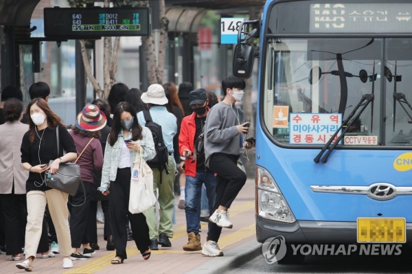 대중교통 이용시 마스크 착용 의무화, 사진 제공: 연합 뉴스
