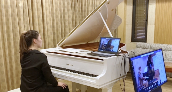 독일 프라이부르크 음대와 서울대에 설치한 디스클라비어 피아노를 원격으로 연결하여 마스터클래스를 진행하는 모습 (사진-야마하뮤직코리아)