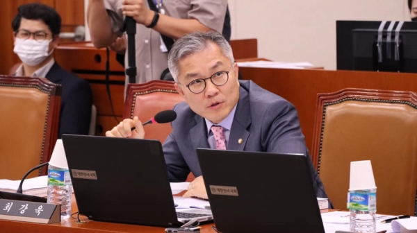 최강욱 의원은 개혁을 방해하는 적폐 기득권 세력들을 비판했다(사진= 최강욱 의원실 페이스북).
